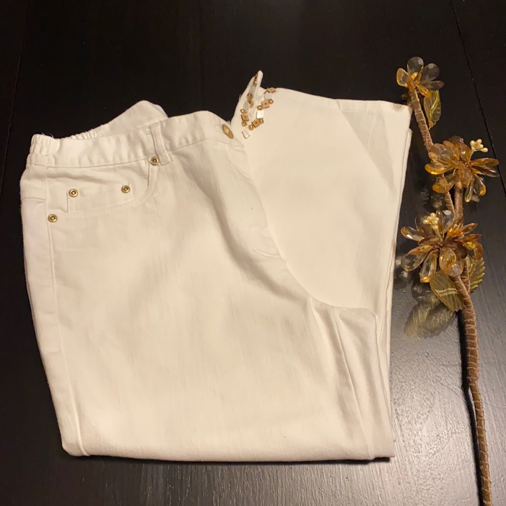 RUBY RD WHITE CAPRIS